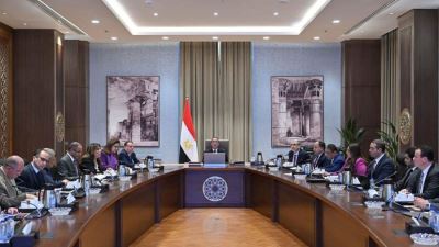 بحضور محافظ المركزي ..رئيس الوزراء يتابع تنفيذ مشروعات البنية التحتية