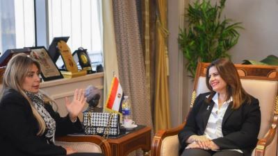 وزيرة الهجرة ومستشار محافظ البنك المركزي للمسئولية المجتمعية يبحثان التعاون في مجابهة الهجرة غير الشرعية