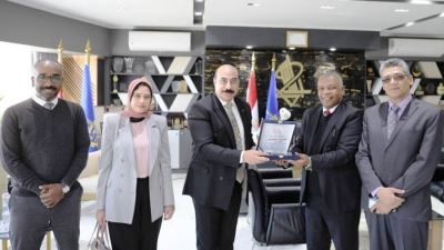 «الزراعى المصرى» يهدى درع البنك لمحافظ أسوان تقديراً للدعم المستمر والتعاون المثمر والبناء