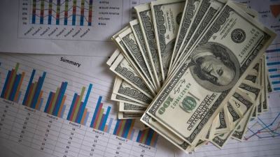 الدولار يواصل التراجع ويسجل 47.7 للشراء و47.8 للبيع ببعض البنوك