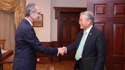 عمرو طلعت يبحث مع سفير جمهورية كوريا الجنوبية لدى مصر التوسع فى التعاون المشترك