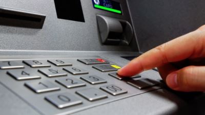 ما هي خطوات إيداع الأموال عبر ماكينه الـ ATM بدون بطاقة بنكية خلال إجازة العيد؟