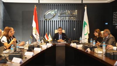 "رئيس البريد المصري".. يلتقي ممثلي غرفة التجارة الأمريكية.. وكبرى شركات البريد السريع في مصر