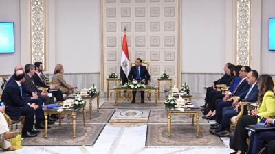 رئيس الوزراء يلتقي نائبة رئيس بنك الاستثمار الأوروبي بحضور محافظ المركزي