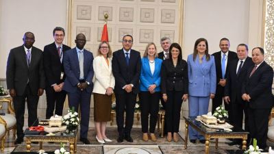 رئيس الوزراء يلتقي المدير العام للعمليات بالبنك الدولي بحضور محافظ المركزي