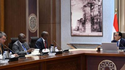 رئيس الوزراء يتابع مع نائب رئيس مؤسسة التمويل الدولية تطورات إدارة وتشغيل المطارات من خلال القطاع الخاص