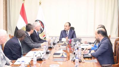 وزير قطاع الأعمال يبحث مع وفد البنك الدولي تعزيز التعاون المشترك