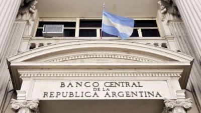 البنك المركزي الأرجنتيني يعمل على تمكين طرح بطاقات ائتمان بالدولار