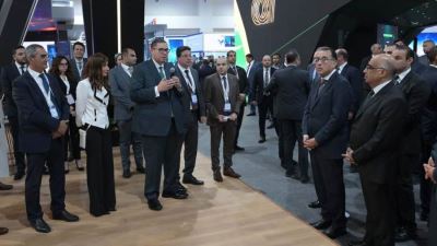 رئيس الوزراء يتفقد أجنحة البنك المركزي و"الرقابة المالية" و"آي سكور" بمعرض Cairo ICT’24