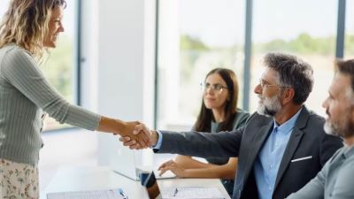 بنك أبوظبي الأول يٌعلن عن وظيفة خالية... التفاصيل و طريقة التقديم 