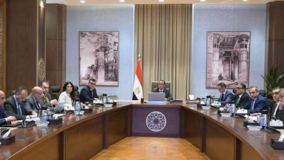 رئيس الوزراء يناقش مسودة قانون إنشاء مناطق المال والأعمال في مصر