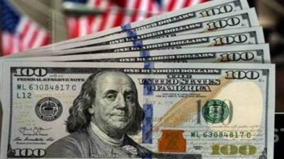 أسعار الدولار تتراجع عالميًا وسط توقعات متباينة بشأن رسوم ترامب الجمركية