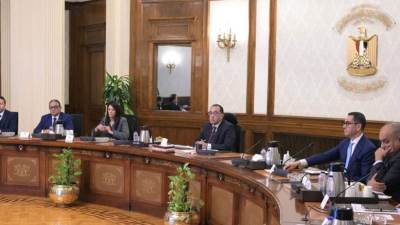 رئيس الوزراء يترأس الاجتماع الثاني للجنة الوزارية لإدارة الدين العام الخارجي وتنظيم الاقتراض بحضور نائب محافظ المركزي