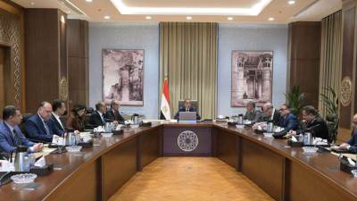 بحضور ممثلي البنوك ..رئيس الوزراء يبحث مقترحات تيسير إنهاء إجراءات وصول السائحين إلى المطارات المصرية