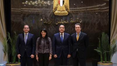 رئيس الوزراء يشهد توقيع مذكرة تفاهم بين وزارة التخطيط والبنك الأوروبي لتنفيذ مشروعات القطاعين العام والخاص