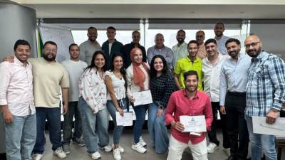 الرئيس التنفيذي لشركة درايف يكرّم فريق مبيعات “فرصة” تقديرًا لأدائهم المتميز في الربع الأول من 2025