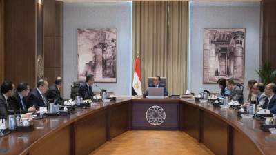 رئيس الوزراء: تنسيق مستمر مع البنك المركزي لتوفير المكون الدولاري لشراء السلع الاستراتيجية