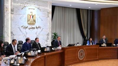 رئيس الوزراء يترأس اجتماع المجموعة الوزارية الاقتصادية بحضور محافظ البنك المركزي