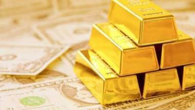 Gold Hits One-Week High as Dollar Weakens and Economic Uncertainty Grows