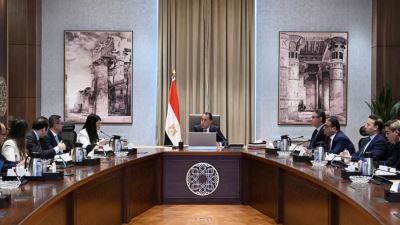 رئيس الوزراء يتابع موقف توافُر السلع الاستراتيجية والمخزون منها بحضور نائب محافظ البنك المركزي