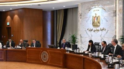 رئيس الوزراء يترأس لجنة الطروحات الحكومية بحضور محافظ المركزي