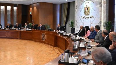 رئيس الوزراء يجتمع مع أعضاء اللجنة الاستشارية للتنمية العمرانية وتصدير العقار بحضور محافظ المركزي