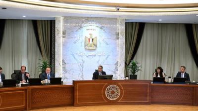 رئيس الوزراء يترأس اجتماع المجموعة الوزارية الاقتصادية بحضور محافظ البنك المركزي