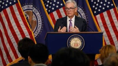رئيس مجلس الاحتياطي الفيدرالي  يلمّح إلى خفض محتمل للفائدة وسط تزايد المخاطر الاقتصادية