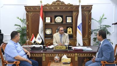 محافظ قنا يبحث سبل تعزيز التعاون مع البنك الزراعي المصري لخدمة المزارعين