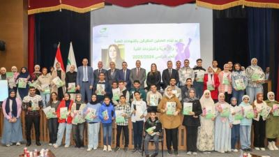 رئيس البريد تكرم أبناء العاملين المتفوقين دراسياً.. على مستوى الجمهورية