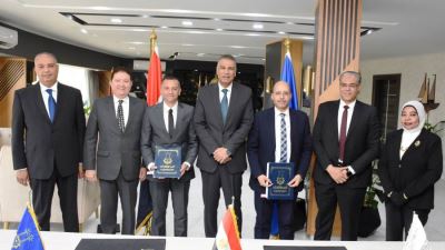 محافظ أسوان يشهد مراسم توقيع تجديد عقد الإتفاق بين المحافظة والبنك الأهلى المصرى لتنفيذ المشروعات التنموية والإستثمارية بما يصب فى صالح المواطن الأسوانى 