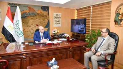 محافظ الفيوم يناقش خطط تمويل برامج التنمية المحلية بالتعاون مع البنك الزراعي المصري