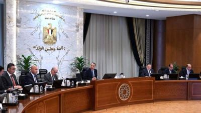 رئيس الوزراء يترأس اجتماع المجموعة الوزارية الاقتصادية بحضور محافظ المركزي 