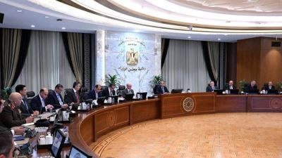 رئيس الوزراء يترأس اجتماع اللجنة المركزية لإدارة الأزمات بحضور محافظ المركزي