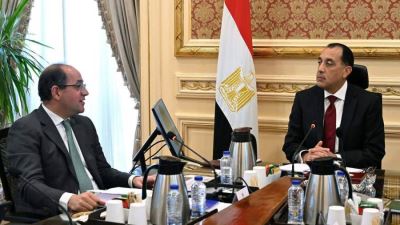 رئيس الوزراء يتابع مع وزير المالية جهود تعزيز الاستقرار المالي والاقتصادي وتمويل احتياجات الدولة وموازنة 2026 - 2027