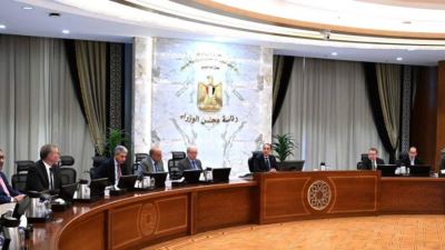 رئيس الوزراء يترأس اجتماع اللجنة المركزية لإدارة الأزمات بحضور محافظ المركزي