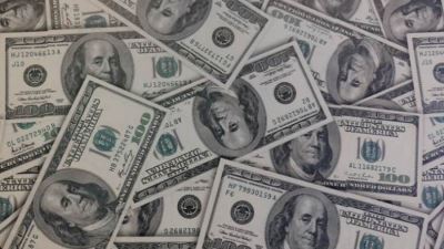 الدولار يتراجع أمام الجنيه ويسجل 53.28 جنيه للبيع