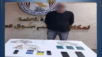 الداخلية تضبط متهم بالنصب على المواطنين بحوزته بطاقات دفع إلكتروني وجوازات سفر بزعم تنظيم رحلات عمرة