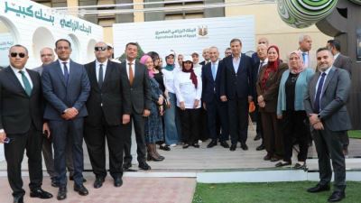 علاء فاروق والرئيس التنفيذي للبنك الزراعي المصري يتفقدان معرض زهور الربيع بالدقي