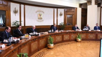 رئيس الوزراء يترأس اجتماع اللجنة المركزية لإدارة الأزمات بحضور محافظ المركزي