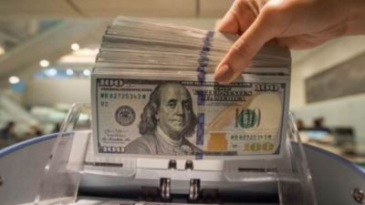 الدولار يقفز 70 قرشًا خلال تعاملات اليوم مسجلا 53.77 جنيه للبيع