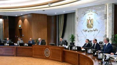 رئيس الوزراء يترأس اجتماع اللجنة المركزية لإدارة الأزمات بحضور محافظ المركزي