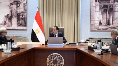 رئيس الوزراء يتابع مع نائبه للشئون الاقتصادية موقف خطة إعادة هيكلة الهيئات الاقتصادية