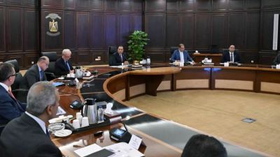 رئيس الوزراء يتابع مستجدات إعداد البرنامج الوطني للتحول الاقتصادي بحضور محافظ البنك المركزي