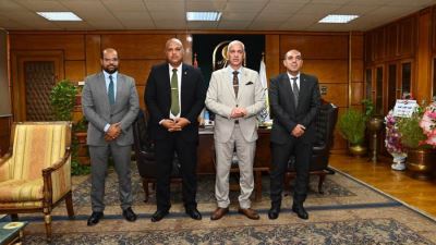 رئيس جامعة أسيوط يستقبل وفد البنك الأهلي المصري لبحث تعزيز الشمول المالي وتطوير الخدمات المصرفية الرقمية