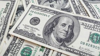 عالمياً..أسعار الدولار تقترب من أعلى مستوى في شهرين مع صعود عوائد السندات الأمريكية