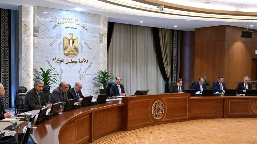 رئيس الوزراء يترأس اجتماع اللجنة المركزية لإدارة الأزمات بحضور حسن عبدالله رئيس الوزراء يترأس اجتماع اللجنة المركزية لإدارة الأزمات بحضور حسن عبدالله